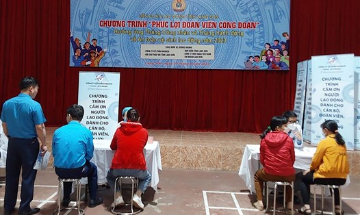 Người lao động được khám sức khoẻ miễn phí từ Chương trình Phúc lợi đoàn viên Công đoàn do LĐLĐ tỉnh Lạng Sơn phối hợp tổ chức. Ảnh: Công đoàn Lạng Sơn