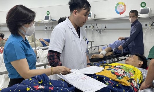 Công đoàn Giáo dục Việt Nam thăm thầy giáo Nguyễn Đại Đình Nam tại Bệnh viện Việt Đức, Hà Nội. Ảnh: CĐ GDVN