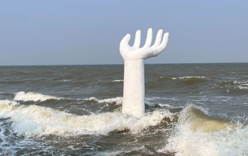 Bàn tay khổng lồ như người đuối nước kêu cứu ở biển Hải Tiến (Thanh Hóa). Ảnh: Thanh Tuấn