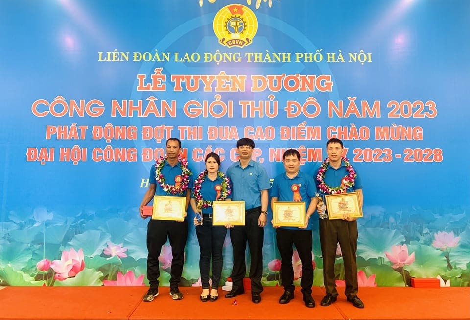 Anh Phạm Việt Tùng (ngoài cùng, bên trái) tại Lễ tuyên dương Công nhân giỏi Thủ đô năm 2023. Ảnh: Mai Quý