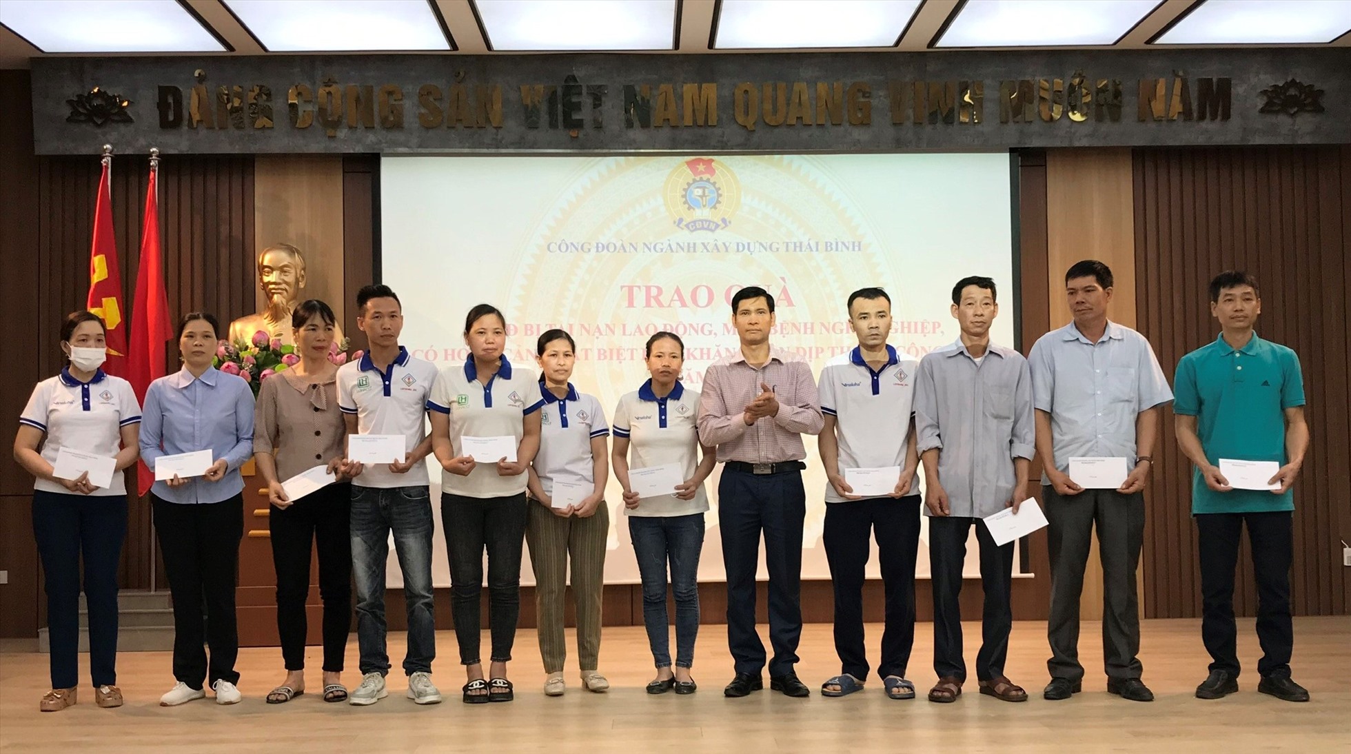 Chủ tịch Công đoàn ngành Xây dựng - ông Đào Ngọc Duấn - trao quà cho đoàn viên, công nhân lao động có hoàn cảnh khó, mắc bệnh nghề nghiệp. Ảnh: Bá Mạnh