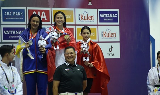 Nguyễn Thúy Hiền (bên phải) thấp hơn nhiều so với các đồng nghiệp của Singapore, Philippines ở trên bục nhận huy chương tối 8.5 tại SEA Games 32. Ảnh: Quý Lượng