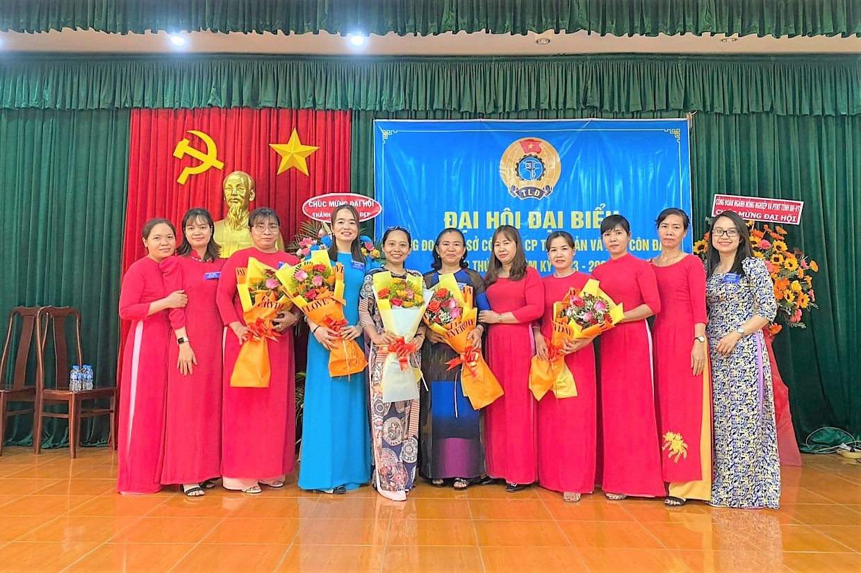 Chị Hoàng Thị Mến (thứ hai, từ trái qua) tại Đại hội Công đoàn cơ sở Công ty CP Thủy sản và Xuất nhập khẩu Côn Đảo. Ảnh: NV cung cấp