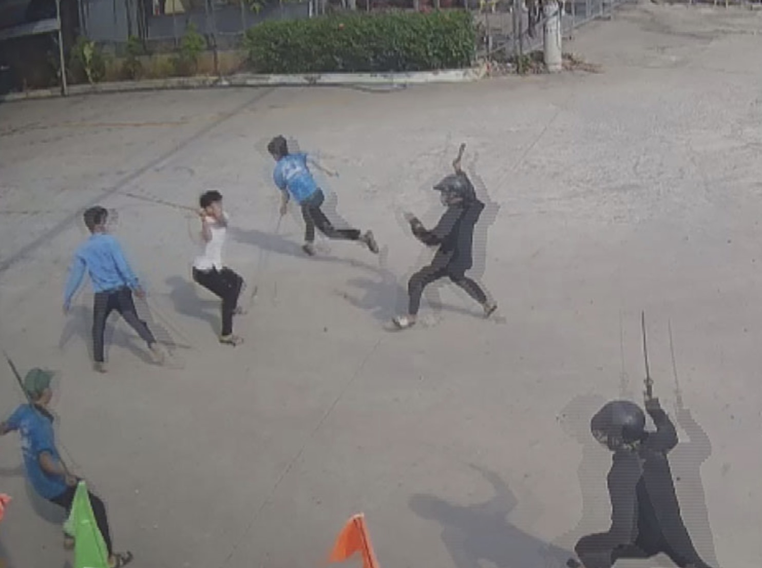 Hiện trường vụ chém người tại trạm dừng chân bò sữa Long Thành trên quốc lộ 51. Ảnh cắt từ clip