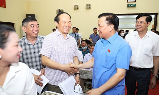 Bí thư Thành ủy Hà Nội Đinh Tiến Dũng tại một buổi tiếp xúc cử tri quận Hoàng Mai và huyện Gia Lâm. Ảnh: Hanoi.gov