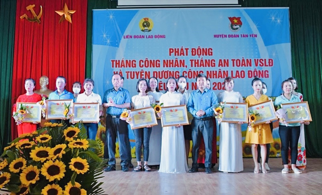 Lãnh đạo Liên đoàn Lao động tỉnh, Liên đoàn Lao động huyện Tân Yên biểu dương công nhân lao động tiêu biểu. Ảnh: LĐLĐ huyện Tân Yên