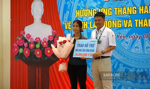 Trao hỗ trợ xây dựng mái ấm công đoàn cho chị Nguyễn Thị Vui - Công nhân Chi nhánh Công ty TNHH Yazaki Hải Phòng tại Quảng Ninh.