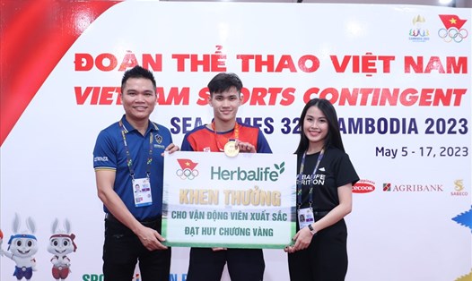 Herbalife Việt Nam thưởng nóng cho kình ngư Phạm Thanh Bảo, HCV ở nội dung 100m ếch nam. Ảnh: Doanh nghiệp cung cấp