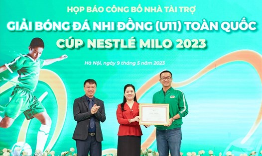Nestlé Việt Nam đã vinh dự đón nhận bằng khen từ Liên đoàn Bóng đá Việt Nam vì những đóng góp cho sự nghiệp phát triển bóng đá trẻ Việt Nam trong suốt nhiều năm qua. Ảnh: Doanh nghiệp cung cấp