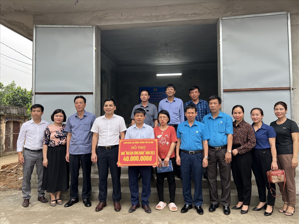 Ông Lê Đình Hùng -  Phó Chủ tịch Liên đoàn Lao động Thành phố Hà Nội (thứ tư từ trái sang) trao hỗ trợ Mái ấm Công đoàn cho đoàn viên Đặng Văn Thưởng. Ảnh: Kiều Vũ