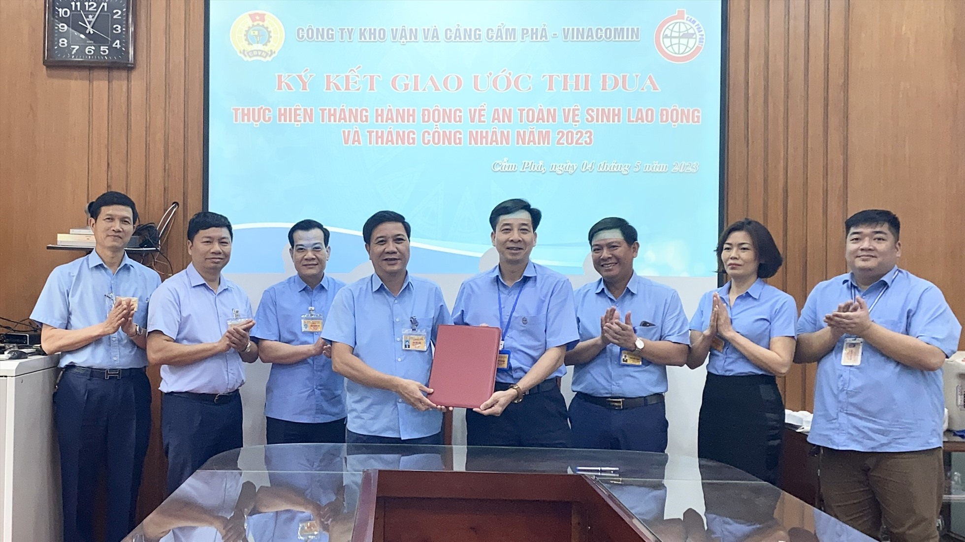 Ký kết giao ước thi đua chăm lo quyền lợi người lao động. Ảnh: Truyền thông TKV