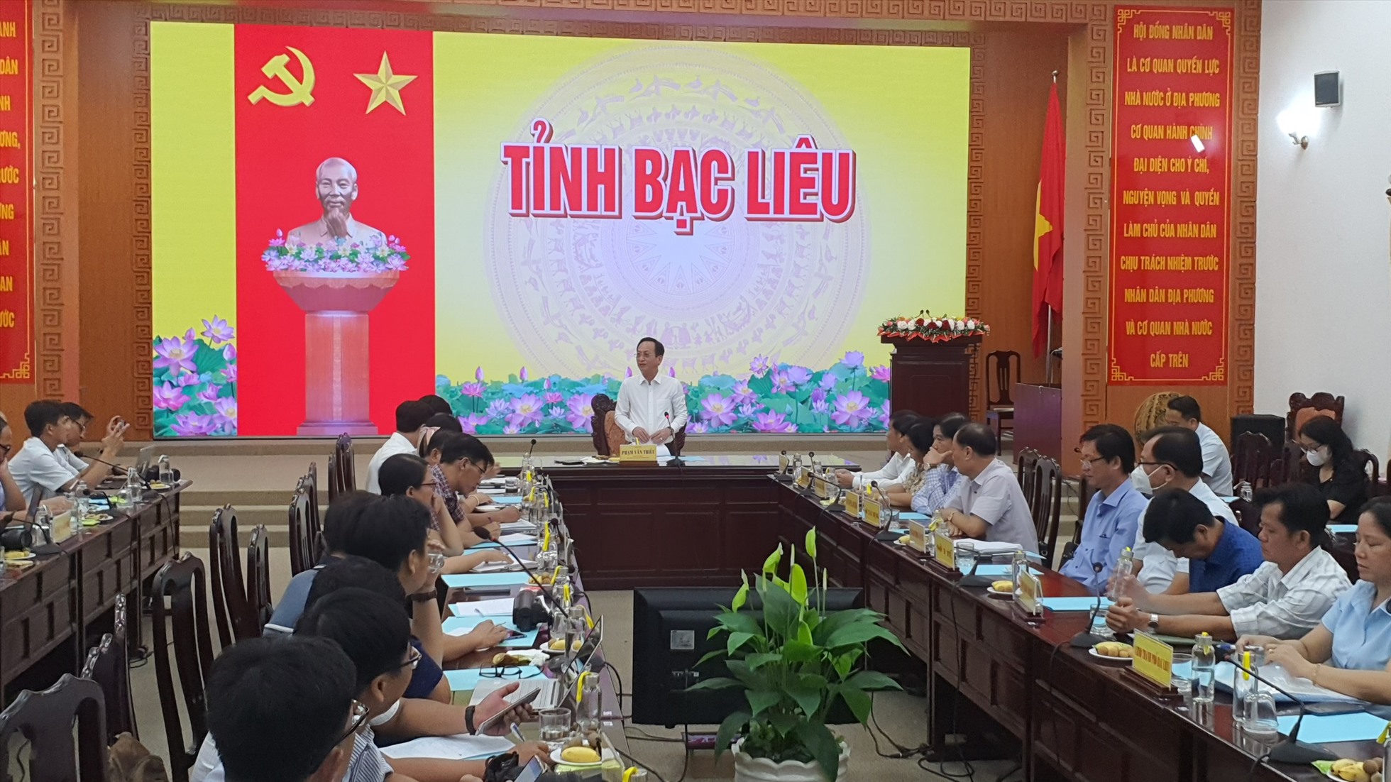 Chủ tịch UBND tỉnh Bạc Liêu Phạm Văn Thiều chủ trì buổi họp cung cấp thông tin báo chí. Ảnh: Nhật Hồ