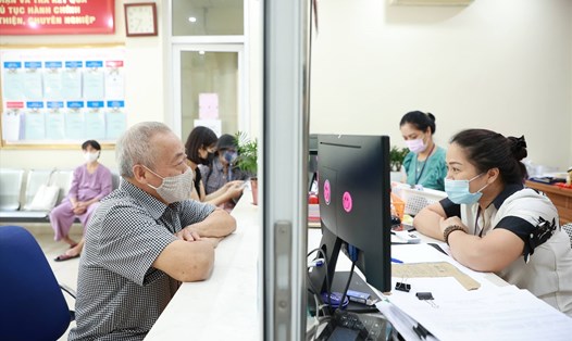 Mức lương cở sở của một số đối tượng sẽ tăng lên 1,8 triệu đồng từ 1.7.2023. Ảnh minh họa: Hải Nguyễn.