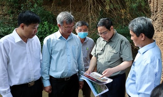 Thủ tướng trao đổi với lãnh đạo 2 tỉnh Đồng Nai, Bình Phước tại khu vực suối Mã Đà khi khảo sát quy hoạch, hướng tuyến một số tuyến giao thông trọng điểm ngày 20.3.2022. Ảnh: VGP