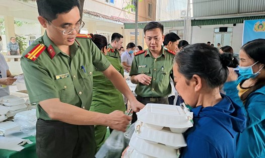 Bệnh nhân ung thư được nhận cơm miễn phí từ công đoàn. Ảnh: Công đoàn CAND Nghệ An.