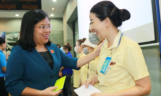 Bà Nguyễn Trường Nhật Phượng - Phó Chủ tịch HĐND tỉnh Bình Dương tặng quà cho người lao động. Ảnh: Hoàng Trung