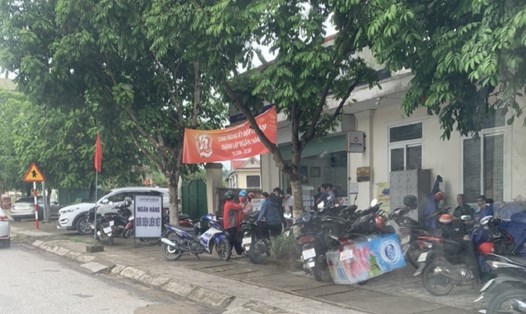 Nhiều người dân trên địa bàn huyện Tuyên Hóa tập trung đến để rút tiền tiết kiệm sau khi nghe tin đồn thất thiệt. Ảnh: Cộng tác viên