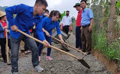 Làm đường giao thông nông thôn ở xã Trương Lương, Hòa An, Cao Bằng. Ảnh: TTXVN