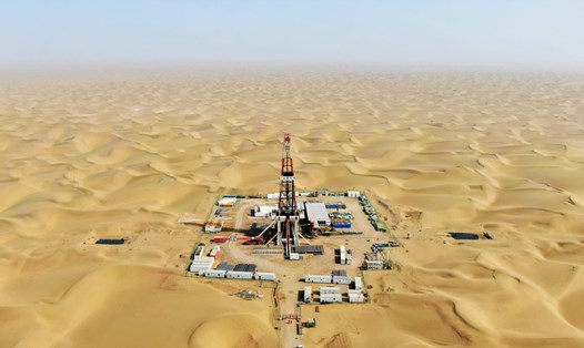 Một giếng dầu của mỏ dầu Tarim tại sa mạc Taklamakan ở Tân Cương. Ảnh: Tân Hoa Xã