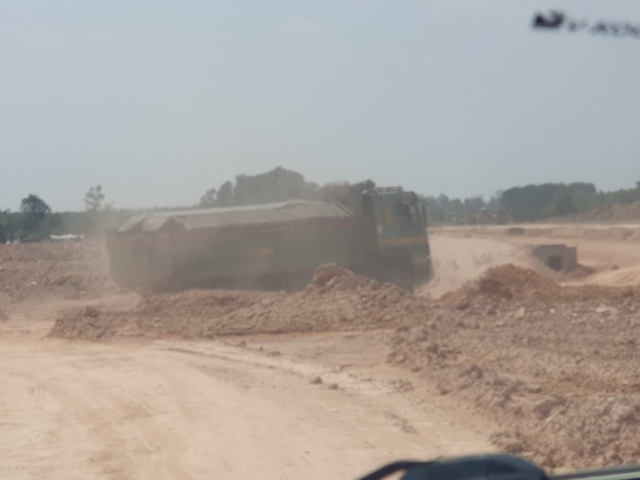 Xe chở đất khai thác trái phép vào đổ tại dự án khu đô thị. Ảnh: Hưng Thơ.