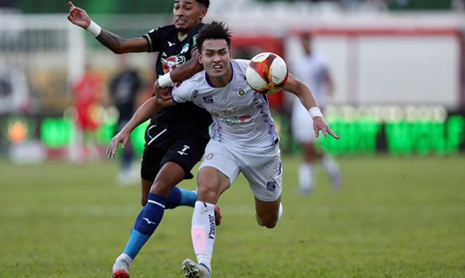 Hà Nội FC (áo trắng) đang gặp quá nhiều khó khăn trên hành trình bảo vệ ngôi vô địch. Ảnh: VPF