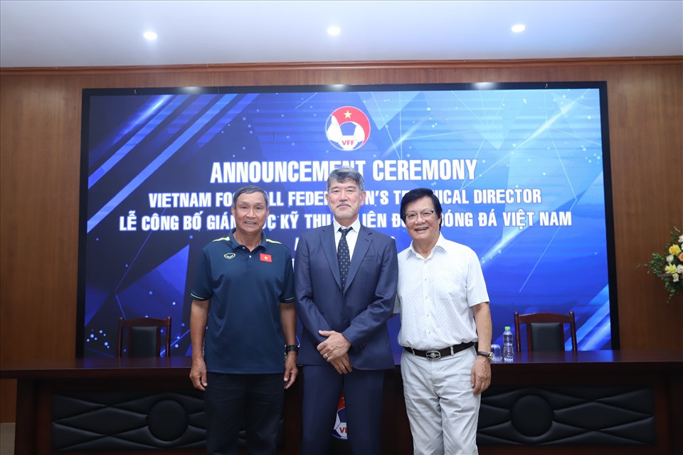 Tân Giám đốc kĩ thuật Koshida Takeshi (giữa) cùng huấn luyện viên Mai Đức Chung và Chủ tịch Hội đồng huấn luyện viên quốc gia Nguyễn Sỹ Hiển. Ảnh: Đức Cường