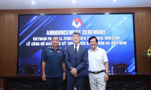 Tân Giám đốc kĩ thuật Koshida Takeshi (giữa) cùng huấn luyện viên Mai Đức Chung và Chủ tịch Hội đồng huấn luyện viên quốc gia Nguyễn Sỹ Hiển. Ảnh: Đức Cường