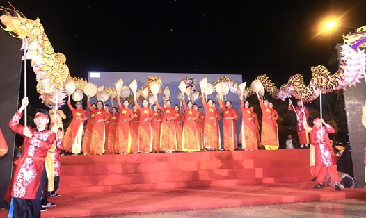 Gần 600 bộ áo dài từ xưa đến nay được trình diễn chào mừng Festival biển Nha Trang. Ảnh: Phương Linh