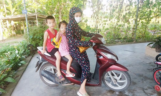 Chị Hải Yến phấn khởi sau hơn một tuần nghỉ hè, nay đã có trường tư thục ở thành phố Hà Tĩnh nhận trông trẻ để gửi 2 con nhỏ mà yên tâm đi làm. Ảnh: Trần Tuấn