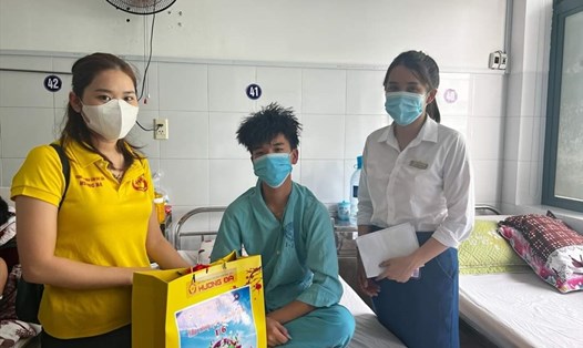 Bệnh nhi điều trị tại bệnh viện Đà Nẵng được nhận quà nhân ngày Quốc tế thiếu nhi 1.6. Ảnh: Bệnh viện Đà Nẵng