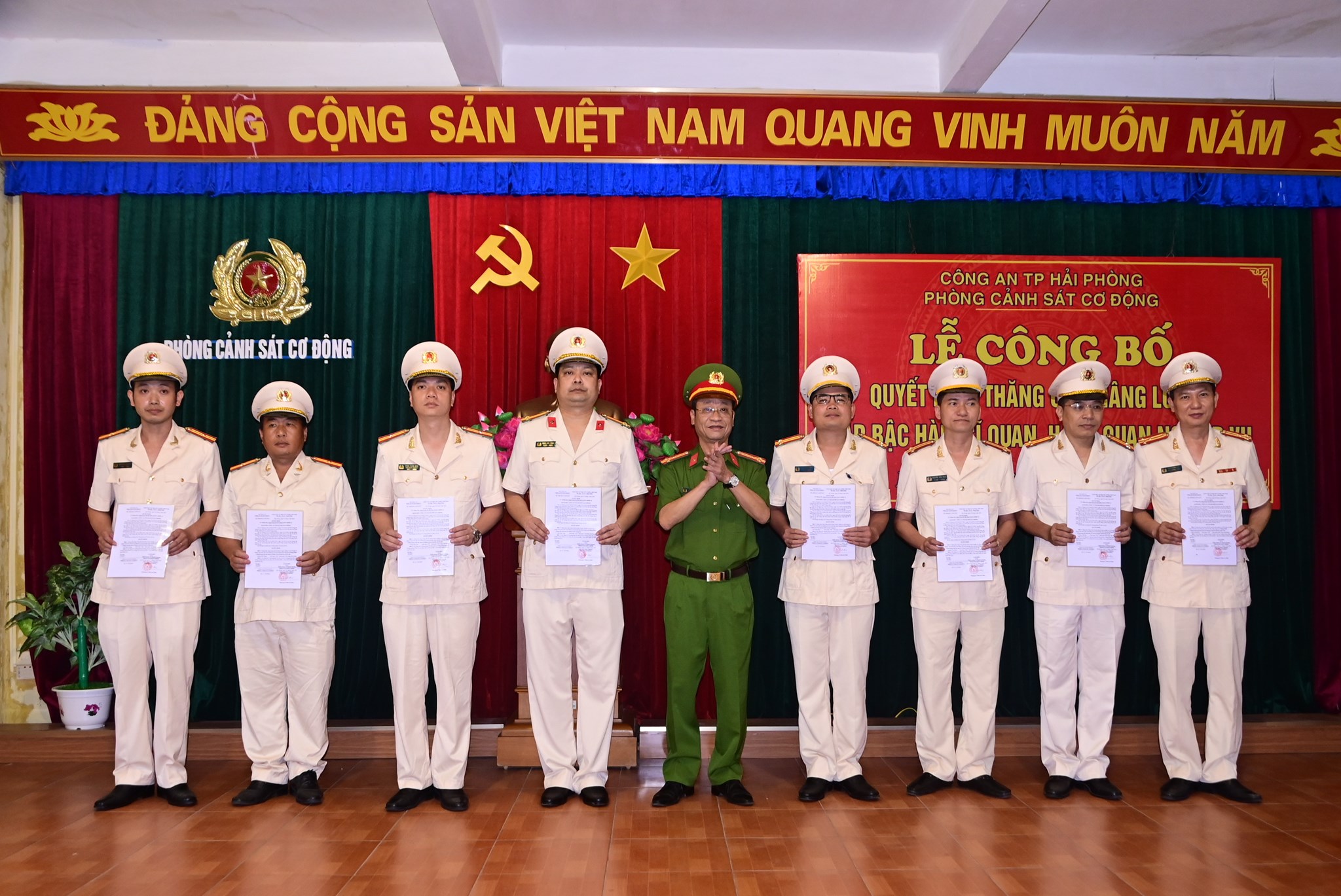 Thượng tá Thái An Châu, Phó Bí thư Đảng ủy, Phó trưởng Phòng phụ trách Phòng Cảnh sát cơ động thừa ủy quyền Giám đốc Công an thành phố trao Quyết định nâng lương, thăng cấp bậc hàm tới cán bộ, chiến sĩ đơn vị. Ảnh: Công an TP.Hải Phòng