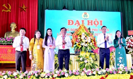 Thường trực Liên đoàn Lao động thành phố Hà Nội chúc mừng Đại hội Công đoàn huyện Phú Xuyên lần thứ XI, nhiệm kỳ 2023-2028. Ảnh: Mai Quý