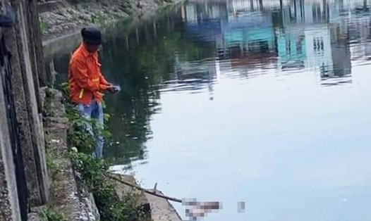 Một người đàn ông được phát hiện đã tử vong ở hồ An Biên. Ảnh: Beat Hải Phòng
