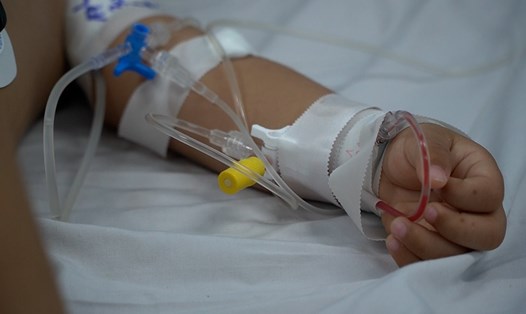 Trẻ mắc tay chân miệng đang được điều trị Bệnh viện Nhi đồng 1. Ảnh: Nguyễn Ly