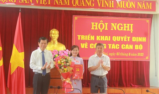 Lãnh đạo tỉnh ủy Đồng Nai trao quyết định và tặng hoa chúc mừng bà Bùi Thị Bích Thủy. Ảnh: Hà Anh Chiến