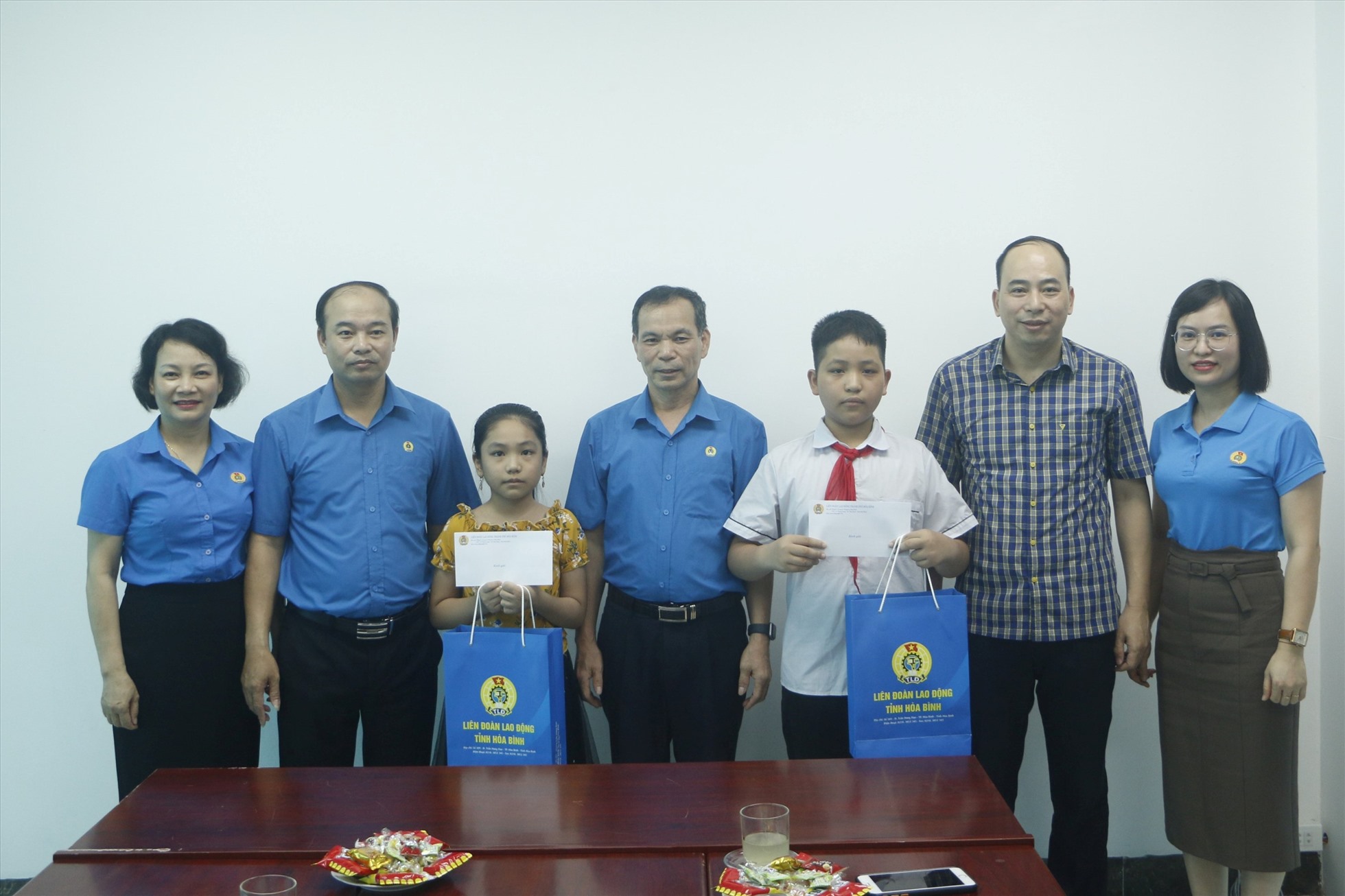 Lãnh đạo LĐLĐ tỉnh Hòa Bình tặng quà con công nhân, người lao động nhân ngày Quốc tế Thiếu nhi. Ảnh: Bạch Tuyết.