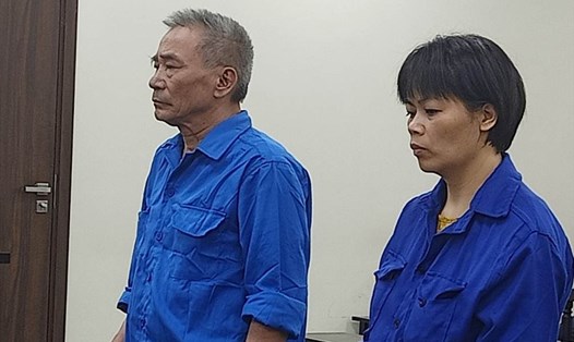 Cặp đôi lừa đảo Vân, Trạc tại phiên toà sơ thẩm. Ảnh: Quang Việt
