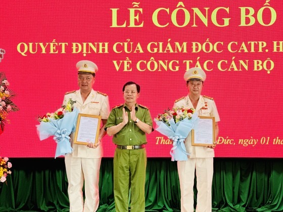 Thiếu tướng Trần Đức Tài, Phó Giám đốc Công an TPHCM trao quyết định cho 2 đồng chí. Ảnh: Chí Thạch