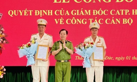 Thiếu tướng Trần Đức Tài, Phó Giám đốc Công an TPHCM trao quyết định cho 2 đồng chí. Ảnh: Chí Thạch