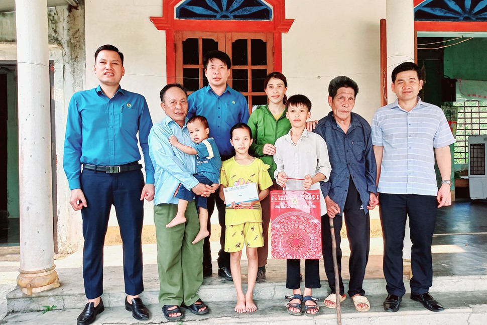 Công đoàn các KKT tỉnh Hà Tĩnh tặng quà cho trẻ em. Ảnh: Công đoàn.