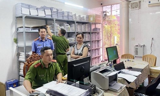Công an khám xét một phòng khám ở TP Biên Hoà. Ảnh: Hà Anh Chiến