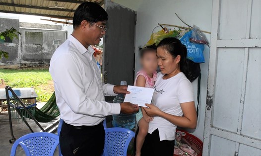 Ông Nguyễn Trung Ngạn - Trưởng ban Chính sách Pháp luật LĐLĐ tỉnh thăm động viên, trao quà hỗ trợ gia đình công nhân N.T.H. Ảnh: Thành An
