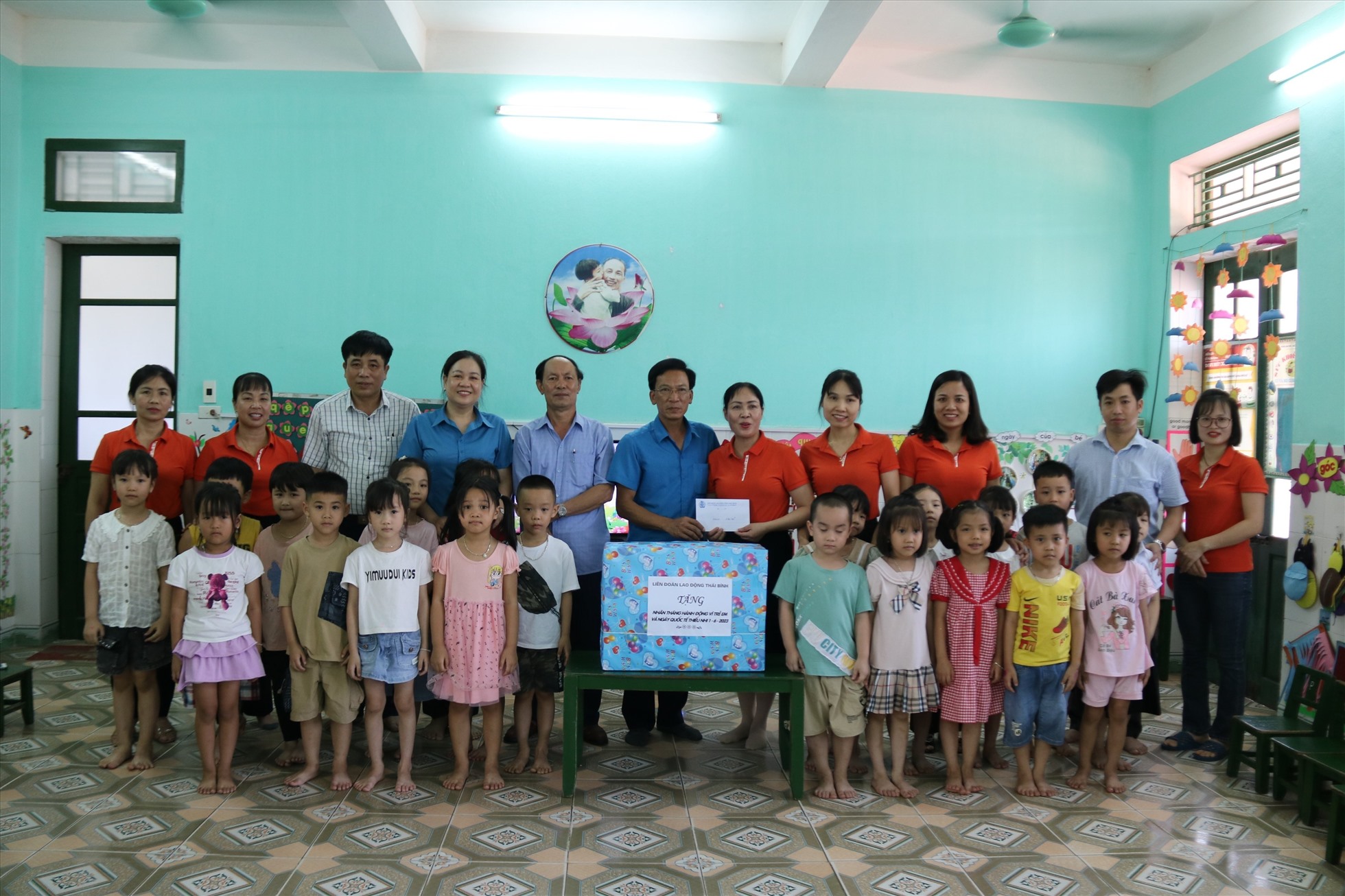 LĐLĐ tỉnh Thái Bình thăm, tặng quà các cháu nhân dịp Tết thiếu nhi. Ảnh: Bá Mạnh