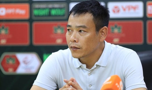 Huấn luyện viên Huy Hoàng phát biểu sau trận đấu giữa Viettel và Sông Lam Nghệ An tại vòng 10 V.League 2023. Ảnh: Minh Dân