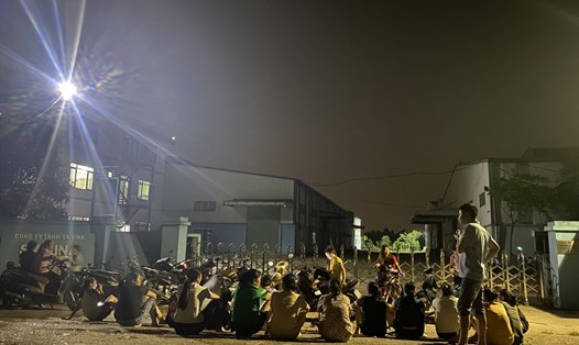 Công nhân ngày đêm chờ trước cổng Công ty TNHH SY VINA (địa chỉ xã Hoàng Đàn, huyện Tam Dương, tỉnh Vĩnh Phúc) mòn mỏi chờ được trả nợ BHXH. Ảnh: Khánh Linh