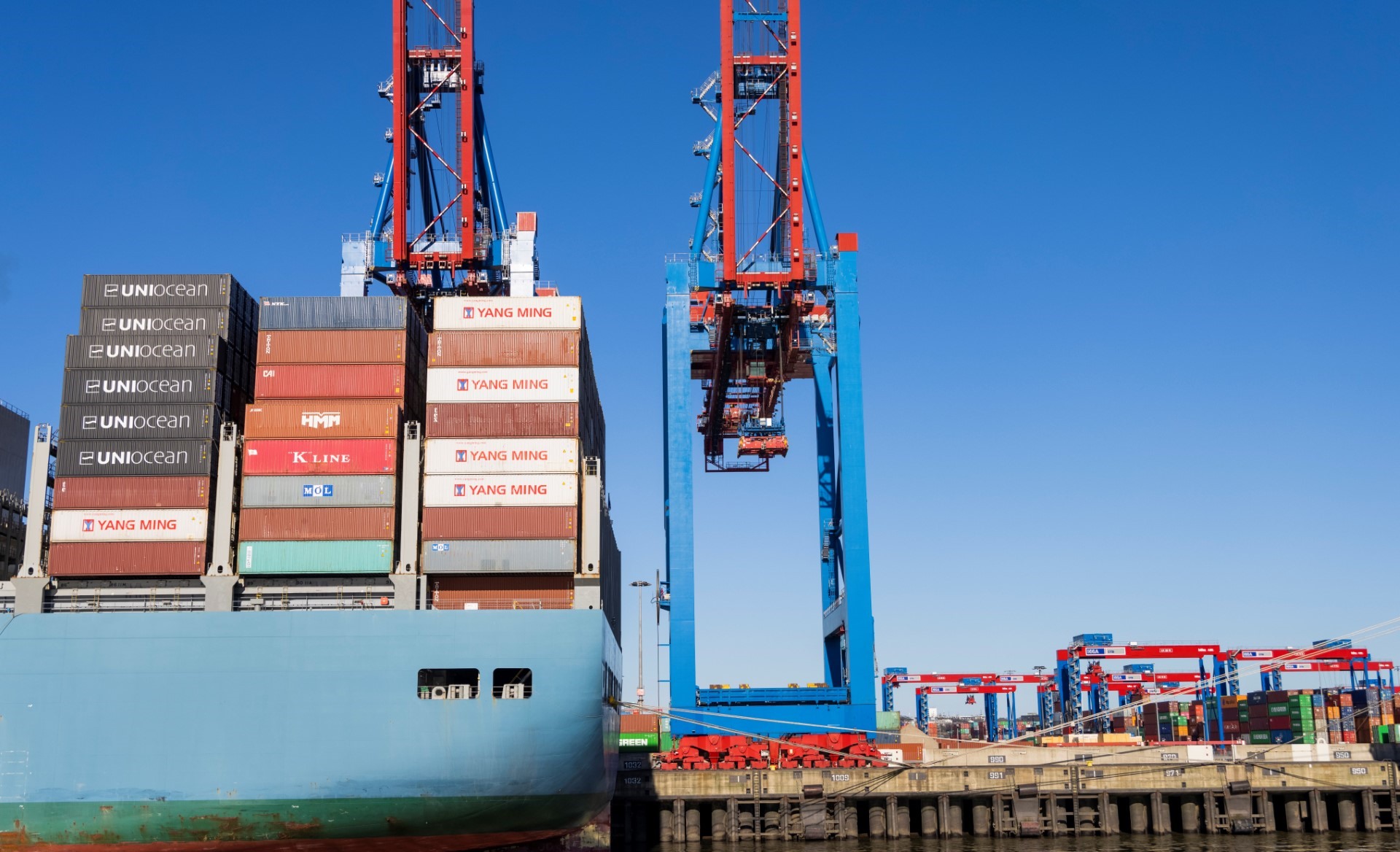 Container của Yang Ming Marine Transport Corporation và UniOcean trên tàu Mol Truth tại cảng Hamburg, Đức. Ảnh: AFP