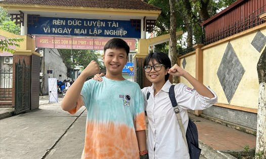 Thí sinh trước giờ bước vào làm bài thi môn Văn trong kỳ thi vào lớp 10 ở Hà Nội. Ảnh: Thiều Trang