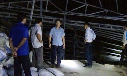 Lãnh đạo huyện Đông Hải, tỉnh Bạc Liêu kiểm tra hiện trường sạt lở trong đêm 9.6. Ảnh: Nhật Hồ
