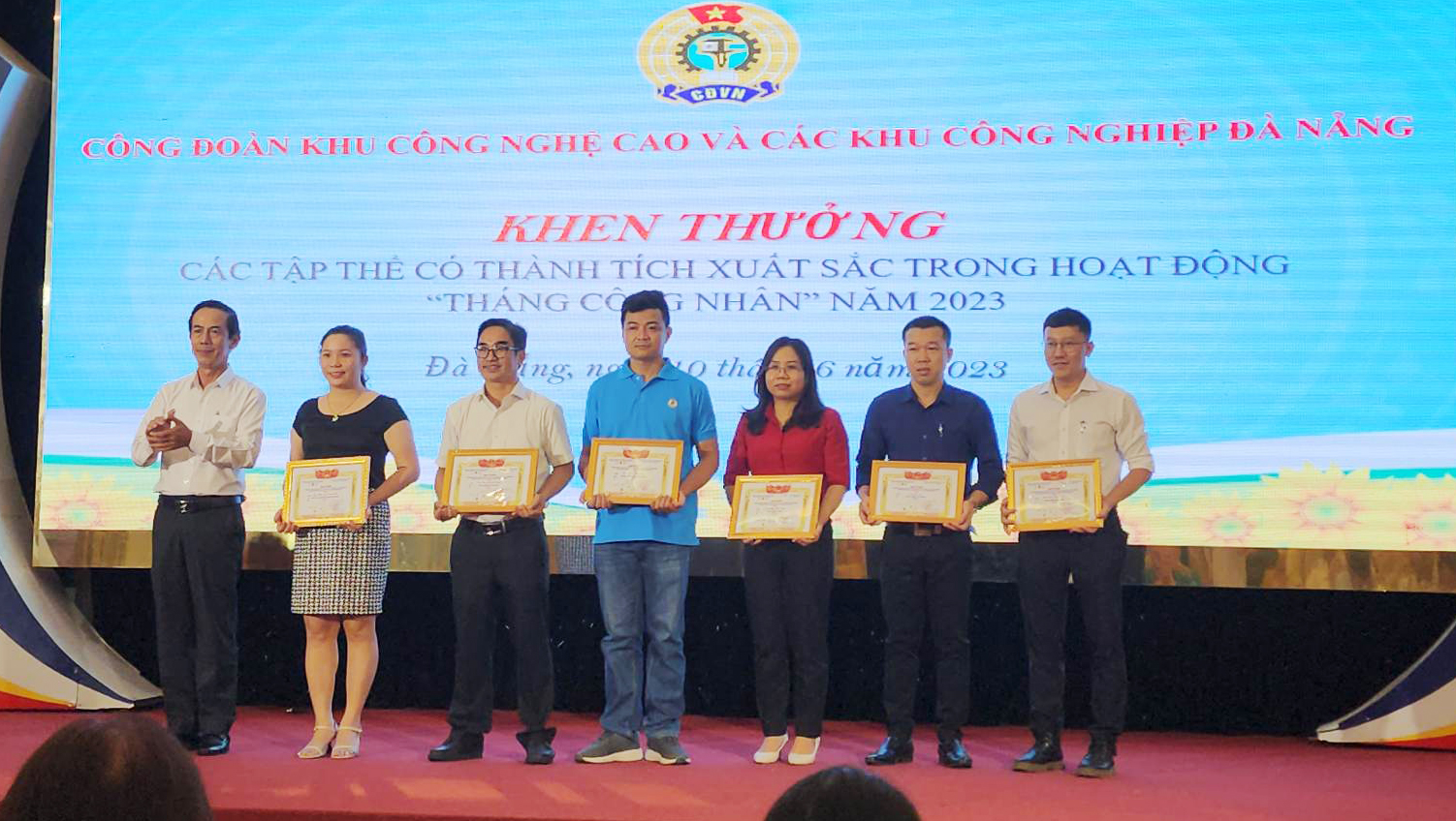 Các tập thể có thành tích tiêu biểu trong Tháng Công nhân năm 2023. Ảnh: Thùy Trang