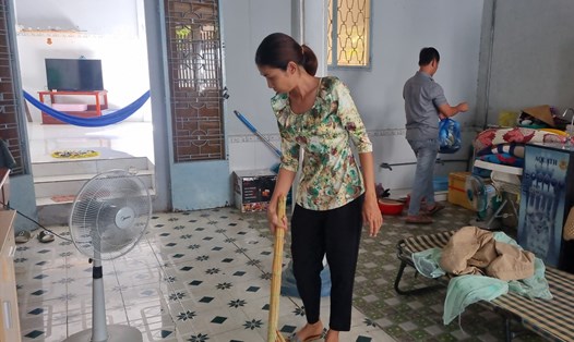 Một gia đình ở tạm nhà người quen sau sạt lở nghiêm trọng ở xã Phú Đức, huyện Long Hồ.  
